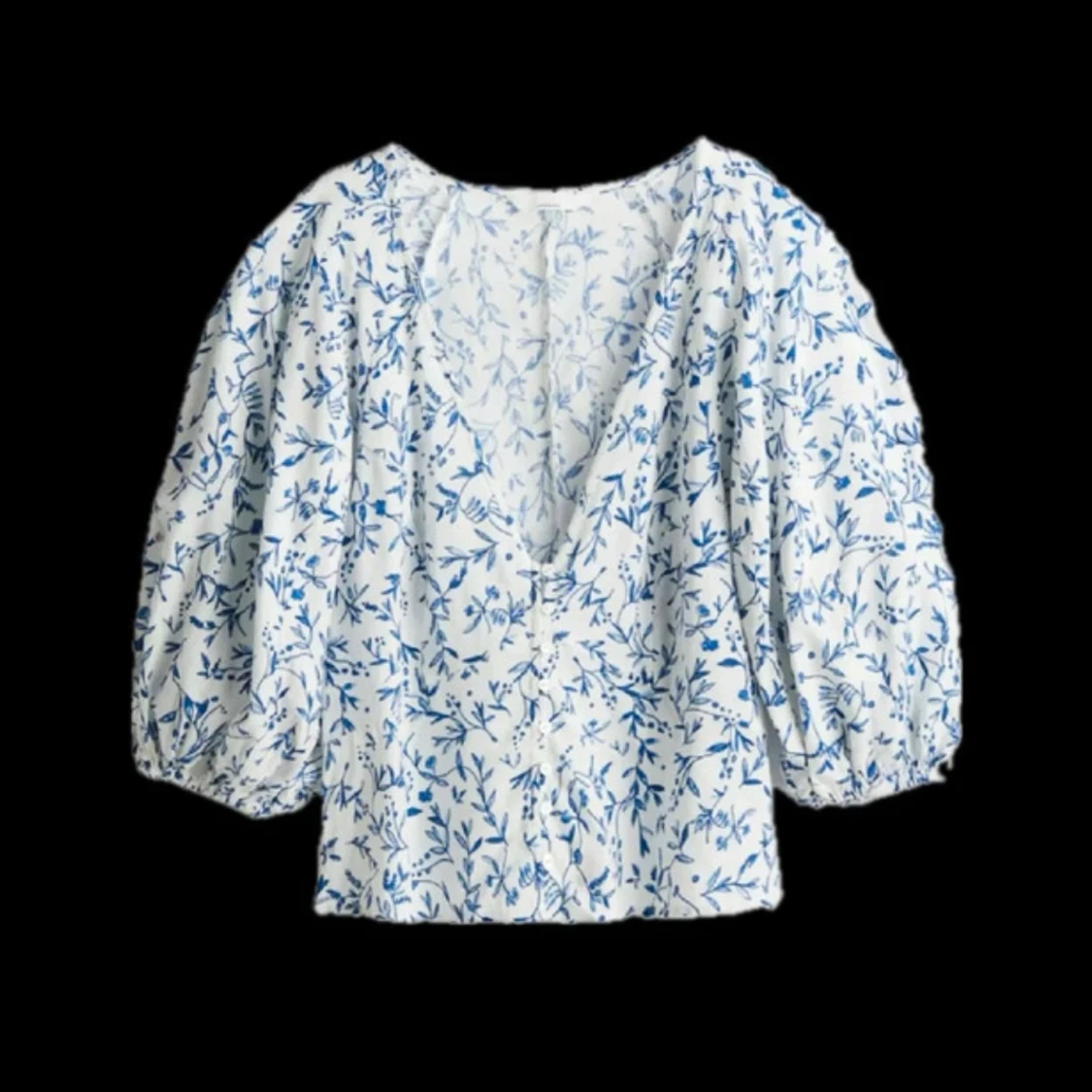 Vit och blå blommig blus med puffärmar