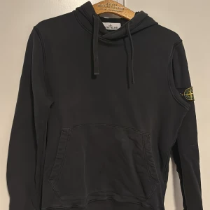 Svart hoodie från Stone Island - Säljer en svart hoodie från Stone Island de är använda men i gott skick 