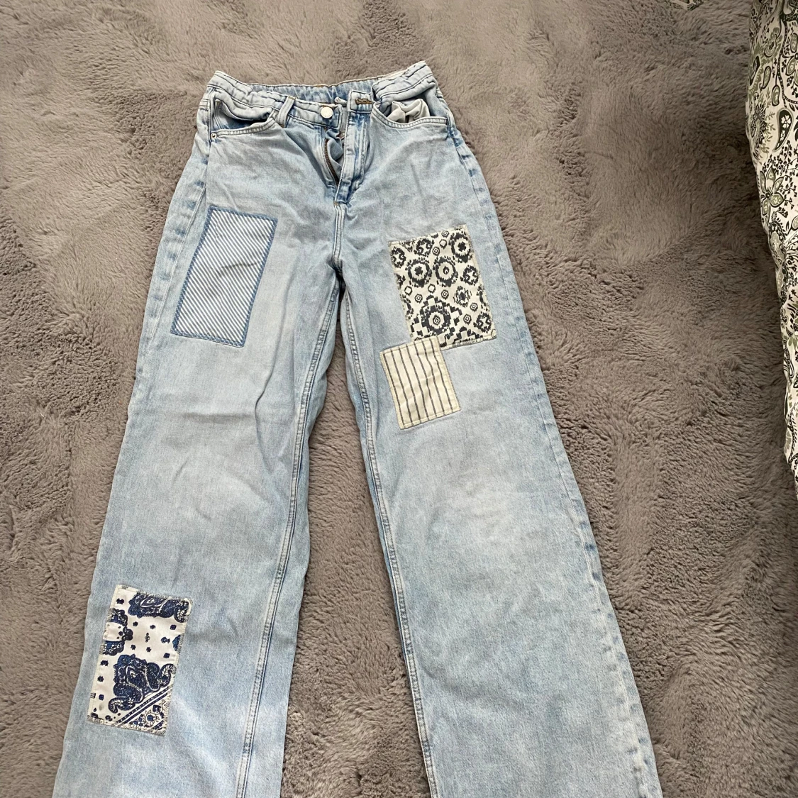 Ljusblå jeans med patchwork