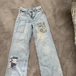 Ljusblå jeans med patchwork - Unika ljusblå jeans med flera olika patchwork-detaljer. Straight passform med ganska hög midja. Storleken är typ S tror jag. Men kontakta gärna utifall ni har några frågor ❤️❤️