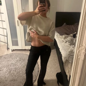 Lågmidjade kostymbyxor - Säljer dessa Lågmidjade kostymbyxor från bikbok eftersom dom är för långa. Jag är 162. Fin slits nertill💕