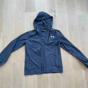 Blå vindjacka från Under Armour - Bra men blixtlåset funkad  inte