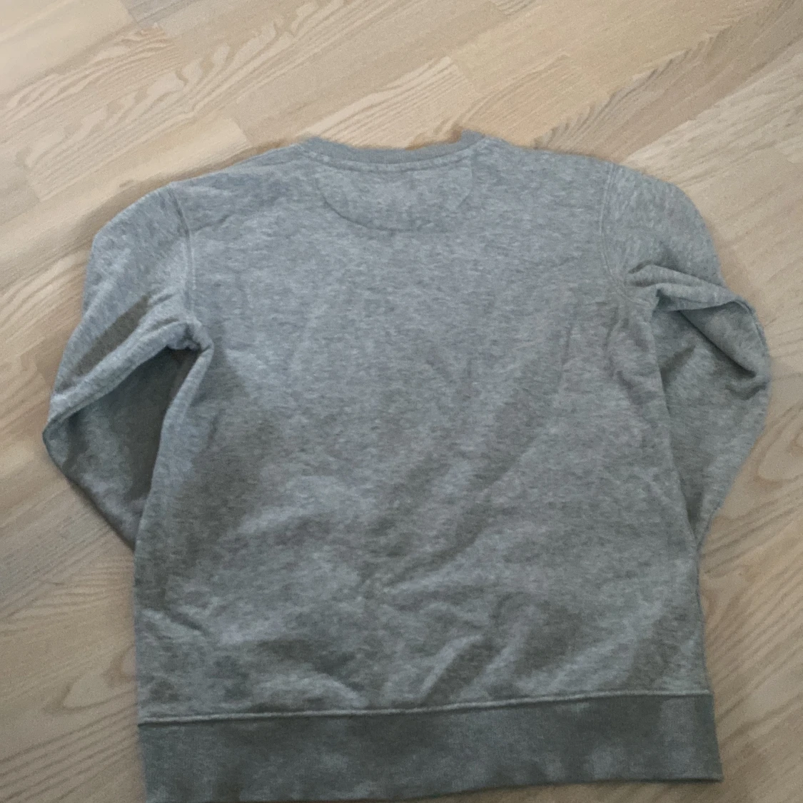 Grå sweatshirt från GANT - 1