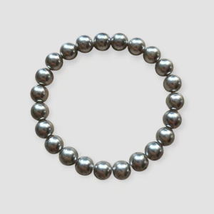 4 Armband med silverfärgade pärlor - Säljs i set om 4 för 80 kr eller styckvis för 15. Små defekter på vissa av dem, skriv för bilder på den specifika du undrar om