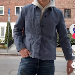 Blå overshirt från Zara - Säljer en blå overshirt från Zara med klassisk krage och tre stora fickor framtill. Jackan har knäppning med svarta knappar och är tillverkad i ett hårdare material. Perfekt till sommar kvällar, sjukt ovanlig modell också som jag aldrig sett nån annan med ute. Knappt använd - nypris 1200