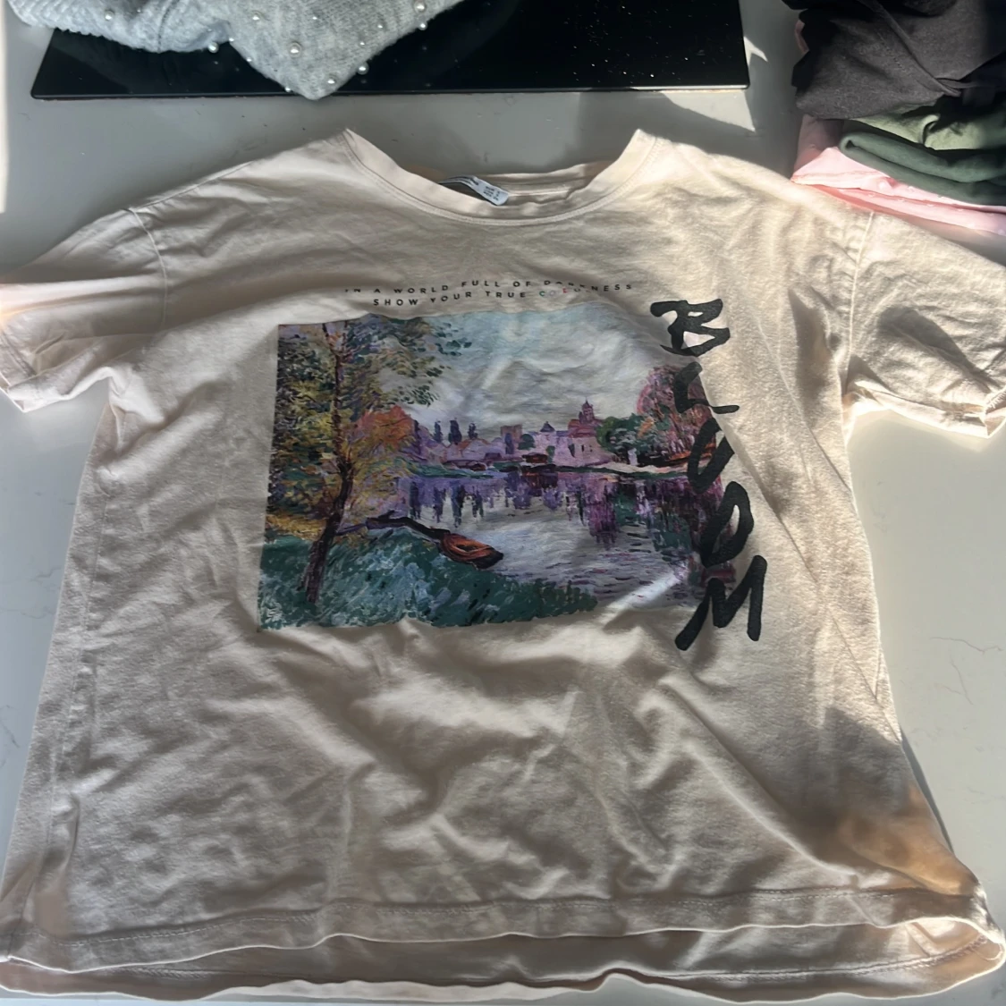 Beige t-shirt med konstmotiv från Stradivarius - 1