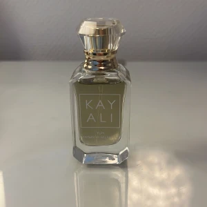 Kayali Yum Pistachio Gelato 33 EdP - Kayali Yum Pistachio Gelato 33 Eau de Parfum Intense i en lyxig, transparent glasflaska med guldiga detaljer och kristalliknande lock. Doften är inspirerad av pistageglass och har en fräsch, söt och gourmand känsla. Perfekt för dig som gillar unika och trendiga parfymer. Doften var tyvärr inget för mig. Använd fåtal gånger. 