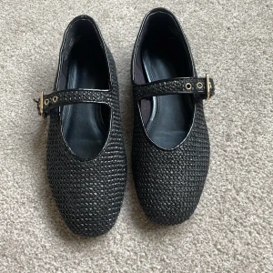Svarta ballerinaskor  - Fina ballerinanskor från Hm. Säljer då dom var för små när jag fick hem dom. Aldrig använda💕