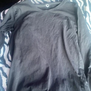 Svart basic långärmad  - Svart långärmad tröja , säljer då den ej använts på ett tag. Står S men skulle nog säga att den passar M oxå då den e stretchig ! ❣️