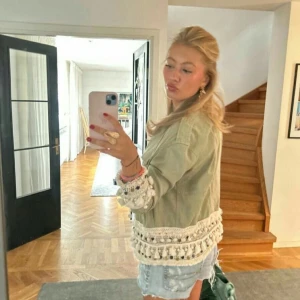 Grön jeansjacka Zara - Populär grön jeansjacka från zara! Storlek Xs😊 skriv för egna bilder eller om ni undrar nått❤️