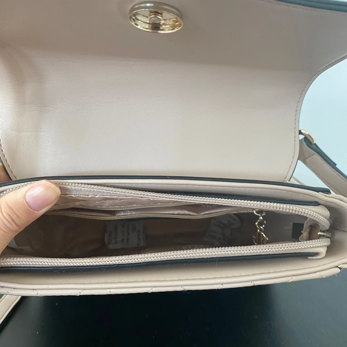 Beige quiltad axelväska från Elly - 2