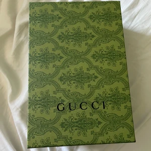 GUCCl keps - En helt ny keps från GUCCl jag har testat den men den passade inte mitt huvud så bra. Annars helt oanvänd, jag har aldrig haft på mig den ute heller.