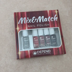 Depend Mix & Match nagellack set - Fint set med fem nagellack från Depend i olika färger: silverglittrigt, rött, nude, mörkrött och grått. Perfekt för att mixa och matcha olika looks. Kommer i originalförpackning med snygg design.