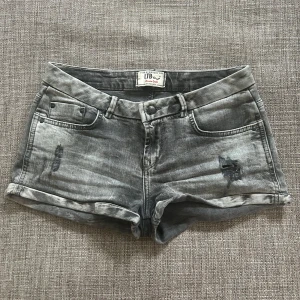 Grå jeansshorts från LTB - Snygga grå jeansshorts från LTB med slitna detaljer och upprullade benslut. Klassisk femficksmodell med knapp och dragkedja framtill. Perfekta för en chill sommarlook och passar till allt. Mjuk denimkänsla och cool tvättad finish. Midjemått rakt över 38cm💕