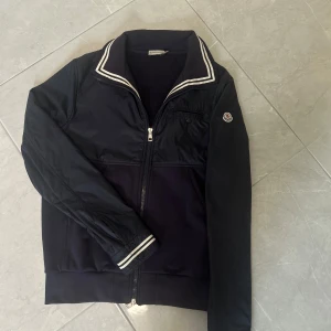 Moncler cardigan  - En top skick cardigan från moncler som är ovan att hitta, jackan har inga defekter eller några skavanker, jackan är L men sitter som en M. 