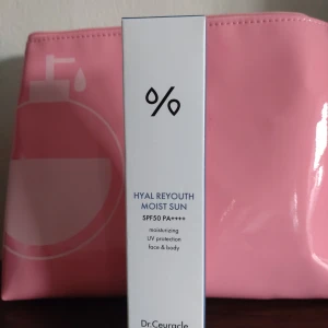 Dr.Ceuracle Hyal Reyouth Moist Sun SPF50 - Hyal Reyouth Moist Sun från Dr.Ceuracle är en återfuktande solkräm med SPF50 PA++++ som skyddar mot UV-strålar. Passar både ansikte och kropp. Kommer i en vit förpackning med minimalistisk design.