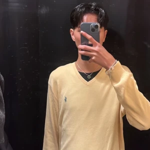 V-ringad tröja  - Säljer nu min v-ringade tröja från Ralph lauren som inte kommer till användning, perfekt nu i sommar. 9/10 skick. Hör av dig om du har några funderingar! 