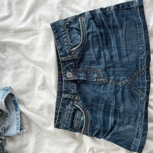 Mörkblå jeanskjol från Vero Jeans - Snygg mörkblå jeanskjol från Vero Jeans med klassiska fickor fram och bak, bälteshällor och coola slitningar. Kjolen har en kort modell och är perfekt för dig som gillar en avslappnad och trendig stil. Jätte fin!!! Skriv om ni har frågor ❤️❤️❤️❤️💓💓💓💓(skulle säga att den passar mig och jag har strl 34ish) 
