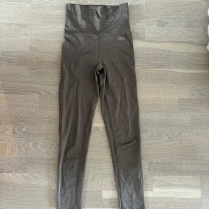Träningstights - Träningstights från Drop of mindfullness i storlek XS. Brun glansig färg💓