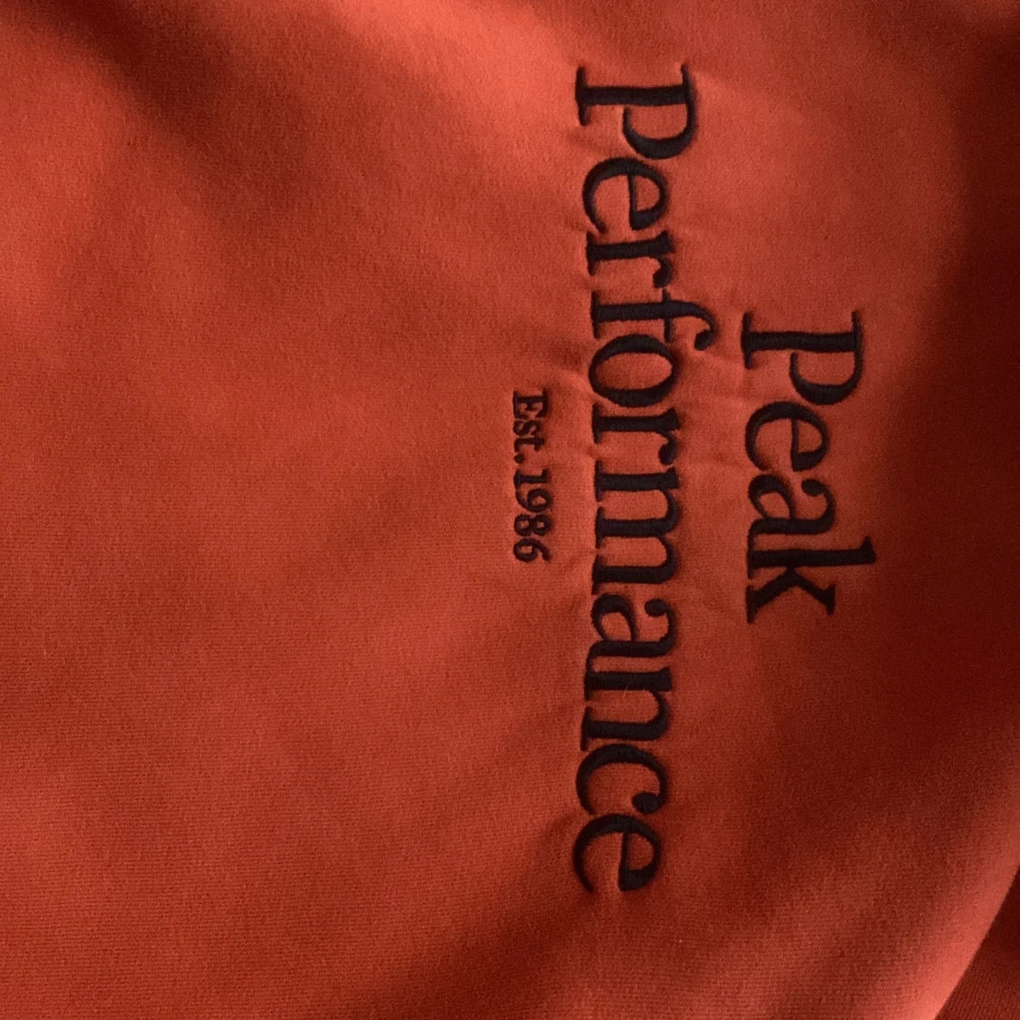 Orange hoodie från Peak Performance - 4