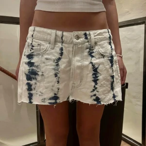 Jeanskjol - Första bilden är lånad❤️ superfin jeanskjol med tie dye liknande mönster❤️ midjemåttet tvärs över är 40 cm ungefär❤️
