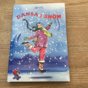 Dansa i snön - Har ett klistermärke på framsidan. En vinterberättelse om Min, som växer upp utan familj och hoppas på ett mirakel. Färgstarka illustrationer och snöig stämning gör boken perfekt för unga som gillar känslosamma och hoppfulla historier. Passar dig som vill läsa om vänskap, hopp och nya världar.