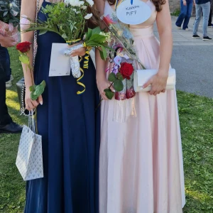 Jjs house rosa balklänning - balklänning som jag hade när jag slutade 9an, endast använd en gång, små smutsmärken längst ner på klänningen men ingenting man märker och tänker på. Köptes ny för 1900 inkl frakt, perfekta ljusrosa färgen, när jag köpte var den en storlek 34-36 men är lite insydd så passar nog alltemellan xs-s, är den lite för stor kan man lätt sy in, Klänningen ser konstigare ut på hängaren jämfört med hur den ser ut på, så kontakta vid frågor eller fler bilder. Priset kan diskuteras💕förpackning medkommer.