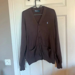 Ralph Lauren cardigan  - Ralph Lauren cardigan/kofta som är i väldigt bra skick och säljs för rensar garderoben så köp nu och hr du frågor eller vill ha mer bilder så fråga ba!