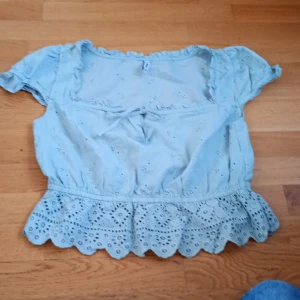 En vacker top för sommaren - Super vacker top som passar  perfeckt till sommaren.Den är storlek M