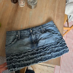 Lågmidjad jeanskjol med volanger  - Sjukt snygg jeanskjol med låg midja och volanger 💓perfekt till sommar💓strl S, fråga om mått