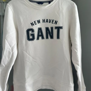 Vit sweatshirt från Gant med tryck - Vit sweatshirt från Gant. Använd 1 gång inga skavanker på den och jätte mjuk o skön. I stl S men passar även folk med xs. Ny pris vet jag inte exakt i huvudet men runt 600 och säljer denna för 400 priset är inte hugget i sten.
