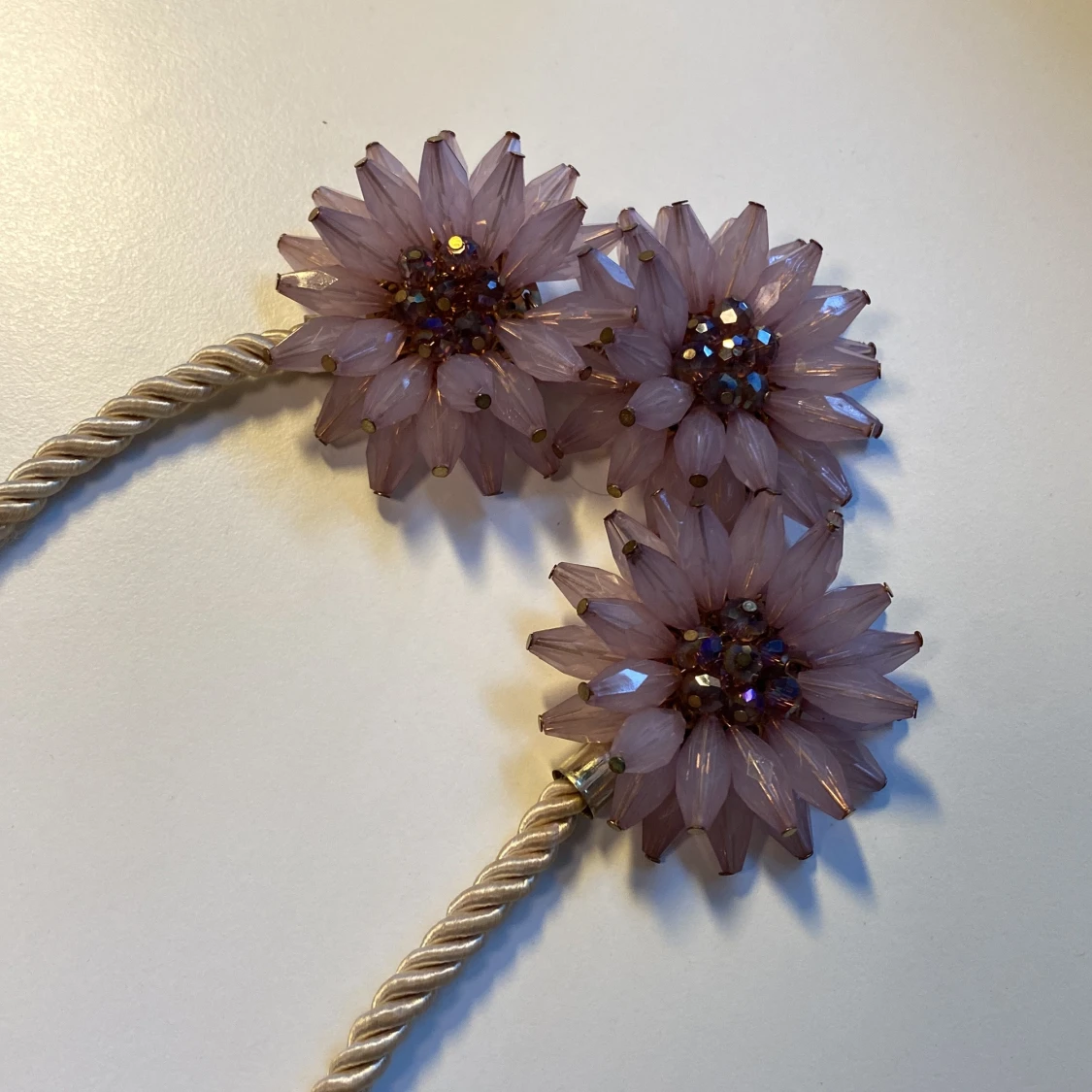 Halsband med lila blommor och pärlor - 1
