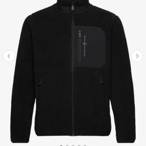 Svart teddyjacka Sail Racing - Storlek 160 men passar mig som är S. Passar både tjejer och killar. Pris kan alltid diskuteras. Bara att höra av sig om frågor uppstår!❤️‍🔥❤️‍🔥❤️‍🔥