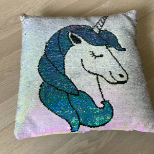 Enhörnings kudde  - Kudden är i ett väldigt bra skick och är cirka 40x40 cm. Den har en rosa och en blå enhörning. när man drar med handen på kudden så skiftar den enhörning. Kontakta vänligen 0722022355 om du hade velat köpa denna kudde