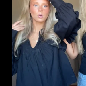 Svart blus med voluminösa ärmar - Supersnygg svart populär blus från bikbok som jag nu säljer i storlek s❤️