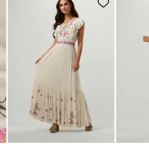 Vit långklänning med broderade blommor - Superfin vit långklänning från Y.A.S med broderade blommor i rosa och lila. Klänningen har volangärmar, snörning framtill och vackra broderier längs byst, midja och nederkant. Perfekt för sommarens alla tillfällen och ger en romantisk boho-vibe. Nypris 1195kr. 🤍