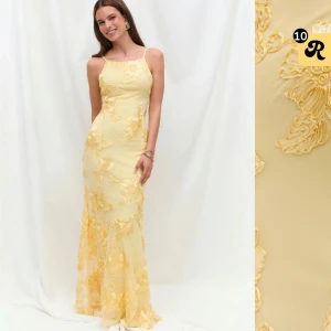 Embriodery dress  - Superfin långklänning från Gina  i ljusgul nyans med tunna axelband och blommiga spetsdetaljer.  Klänningen är helt slutsåld i både butik och på nätet, samt är väldigt eftertraktad. Helt oanvänd, prislapp finns kvar. Säljer pågrund av att den var för liten💛