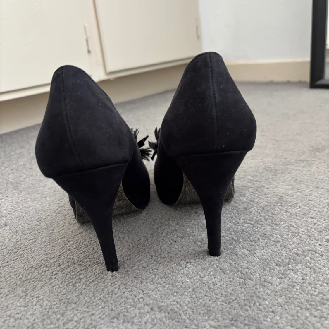 Svarta pumps från Tamaris med blomdetalj - 3