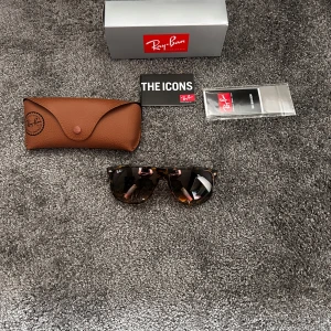 Ray-Ban boyfriend leopardmönstrade - Snygga Ray-Ban boyfriend RB4147 med leopardmönstrad båge i brunt och svart. Klassisk fyrkantig form och bruna tonade glas. Kommer med originalfodral, putsduk och box. Perfekta för dig som vill sticka ut med en ikonisk look.