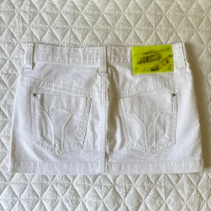 Miss sixty jeanskjol - Midjemått: 38cm längd: 31cm. (Fläckar förekommer på framsidan av kjolen, se sista bilden.) Kolla in min profil och följ för fler plagg🙌