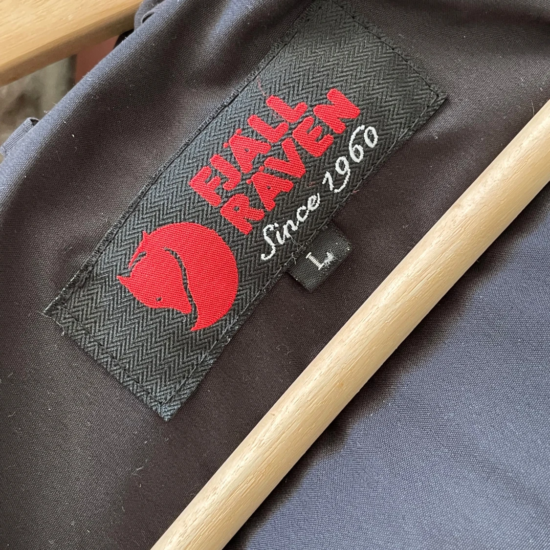 Svart och beige vindjacka från Fjällräven - 1