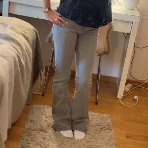 Grå bootcut jeans med low waist - Snygga ljusgrå jeans med bootcut-modell och low waisted. De har inga defekter på användning!😍Perfekta för en snygg och unik look.❤️