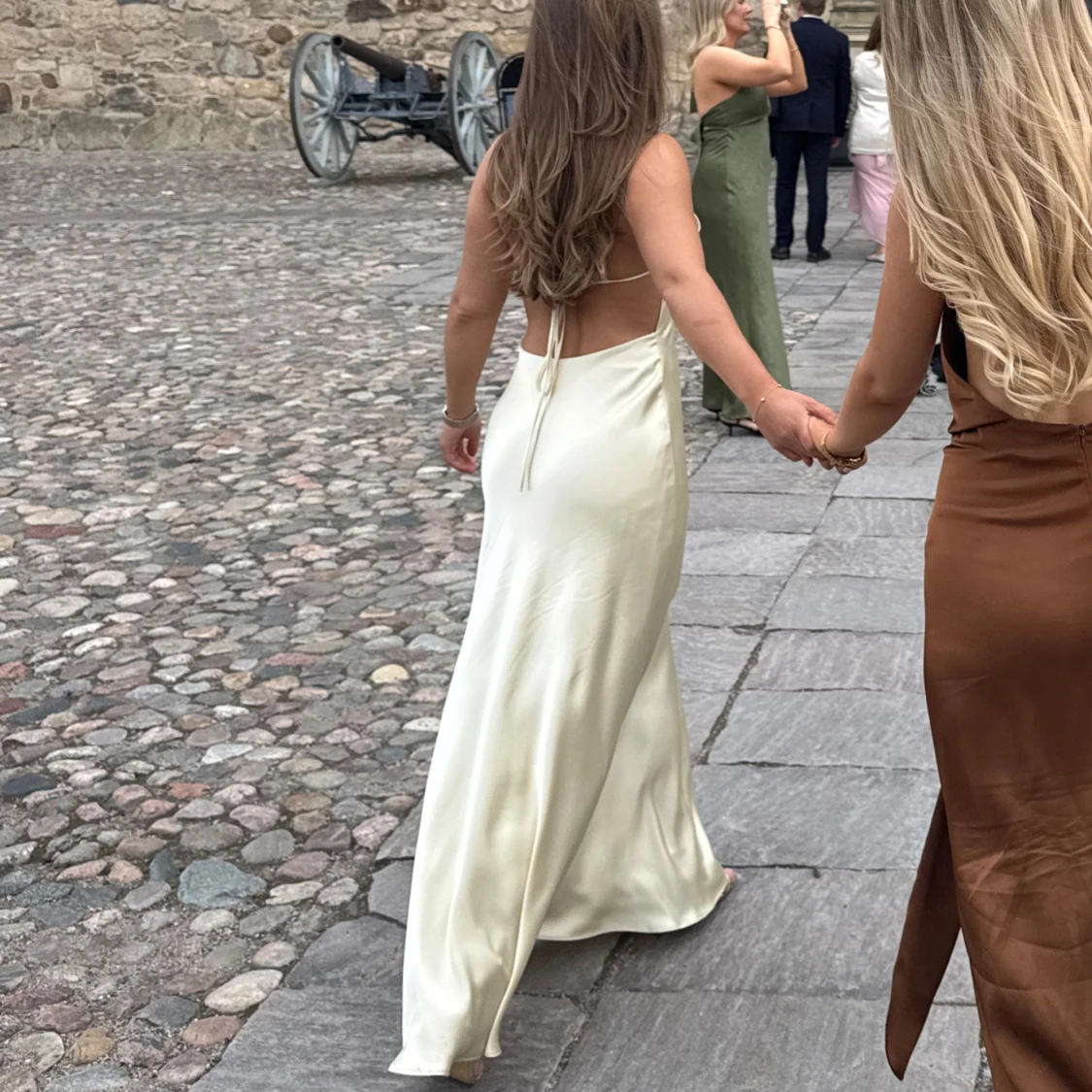 Ljus långklänning i satin med öppen rygg - 1