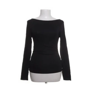 Svart långärmad topp Stradivarius S - En svart, figurnära långärmad topp från Stradivarius. Toppen har en enkel och clean design med rundad halsringning, lite smockad i sidan och är tillverkad i ett mjukt, stretchigt material som sitter snyggt på kroppen. Perfekt att styla med jeans eller kjol.💞