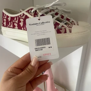 Walk n dior skor - Snygga Dior sneakers med vinrött och vitt monogrammönster