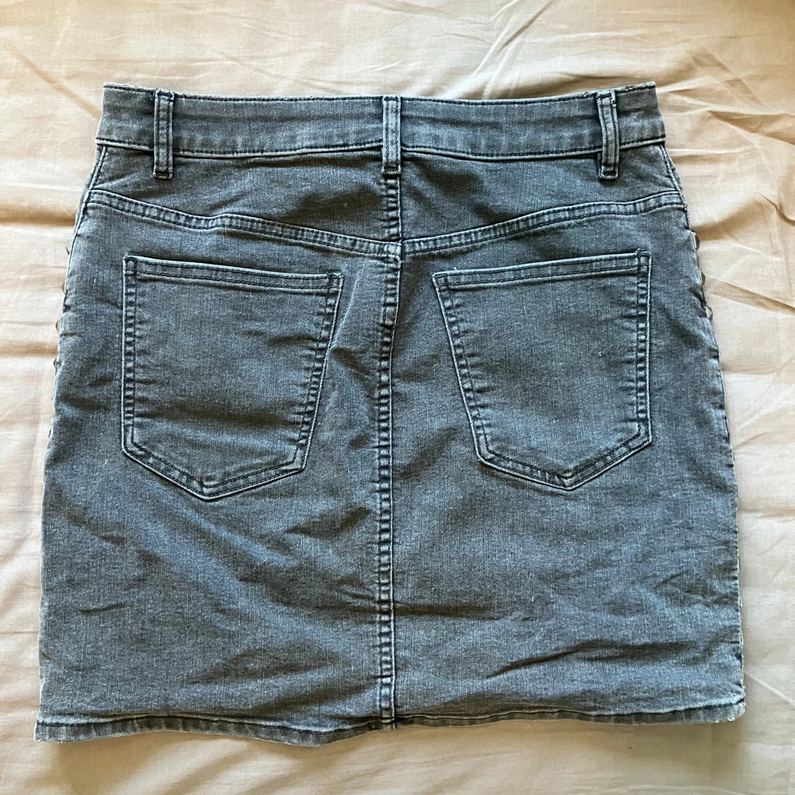 Grå jeanskjol med nitar - 1