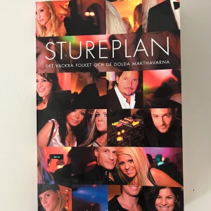 Stureplan: Det vackra folket och de dolda makthavarna - En djupdykning i Stureplans nattliv och maktsfär, där glamour, exklusiva klubbar och kändisar möter affärer och skvaller. Perfekt för dig som vill veta mer om Stockholms mest mytomspunna plats och dess inflytelserika profiler.
