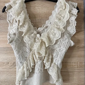 Beige spetsblus med volangdetaljer - super söt topp zara