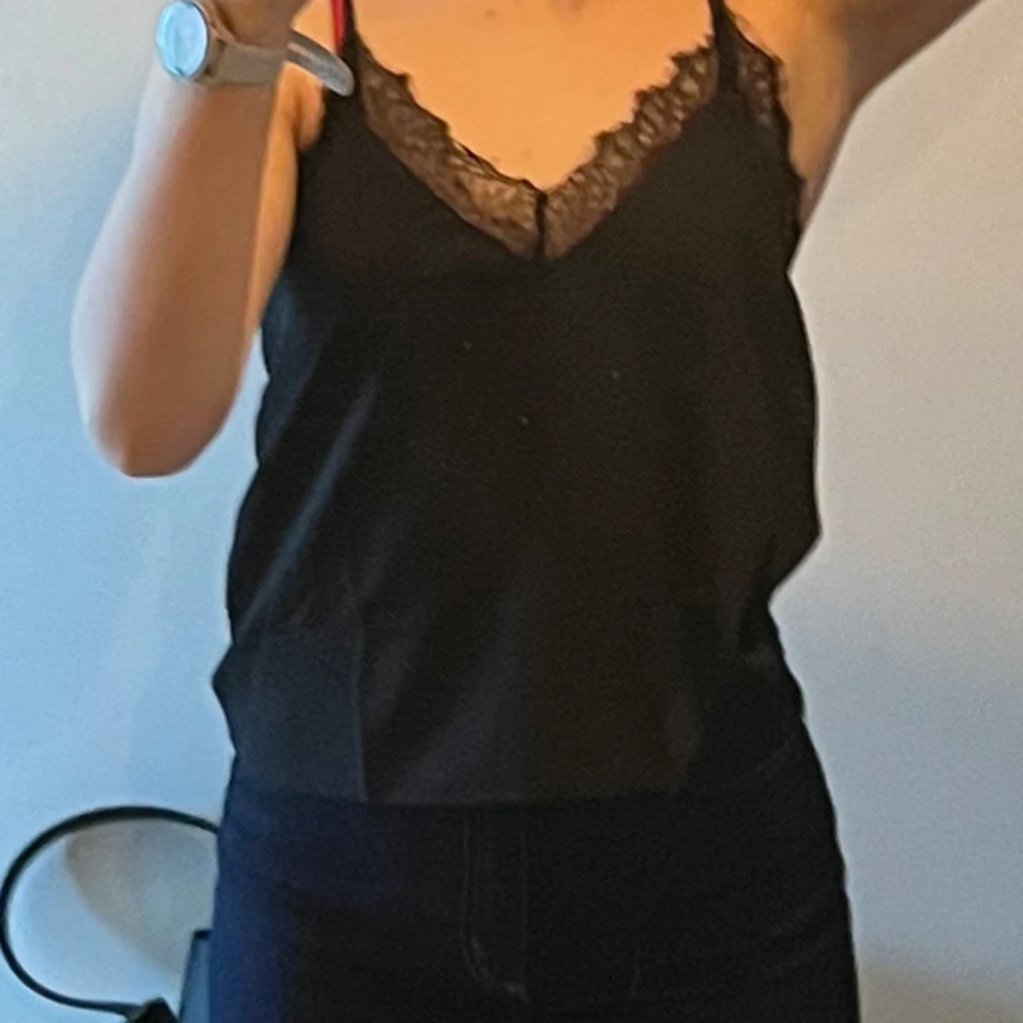 Svart linnetopp med spetsdetalj