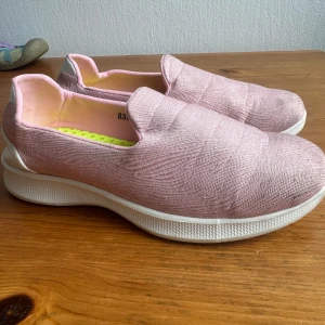 Rosa Slip-ins. Storlek 37 - Bekväma rosa slip-in skor med vit sula och ljusgrönt foder. Perfekta för en avslappnad stil